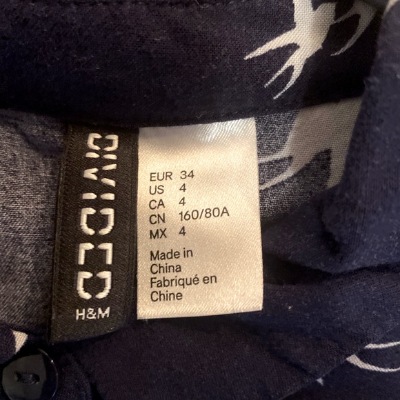 Unique Women’s Cropped Button Up Blouse Navy with Birds Print Size 4 H&M Brand - Picture 2 of 4